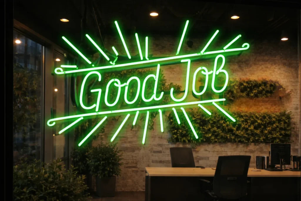 Leuchtschild mit Schriftzug „Good Job“ im Schaufenster eines Büros.